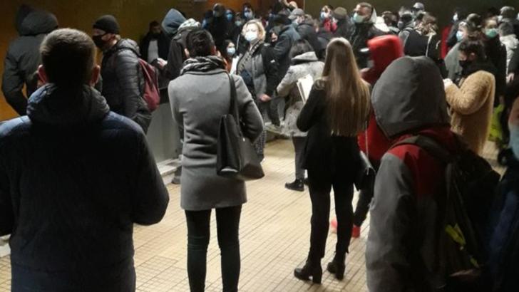VIDEO Haos la metrou, sute de oameni blocați în strații din cauza unei defecțiuni între stațiile Mihai Bravu și Dristor 1