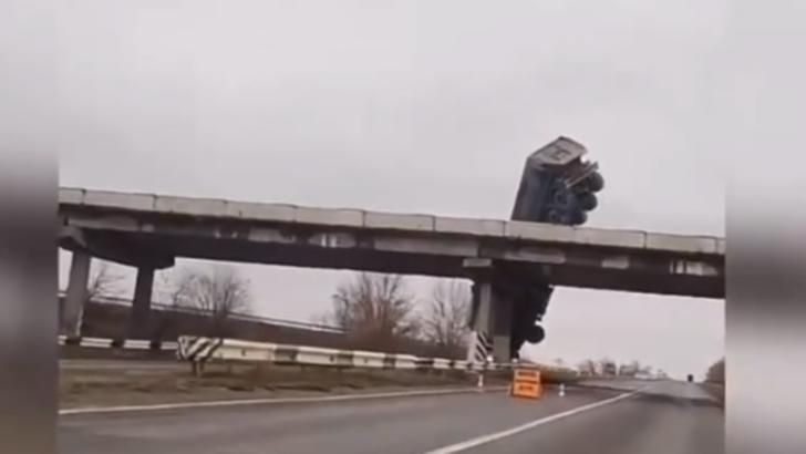 Incident șocant în Ucraina - un camion a rămas agățat de un pod după ce a derapat