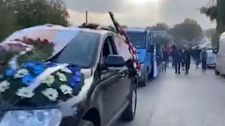 Înmormântare pe covor ROȘU: Cortegiul funerar a fost însoțit de zeci de oameni care nu respectau nicio măsură de protecție - VIDEO