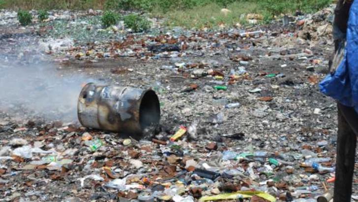 Descinderi în forță în județul Giurgiu la cei care ard deșeuri! Acțiunea de prindere a celor bănuiți că ard ilegal gunoaie a fost deturnată VIDEO