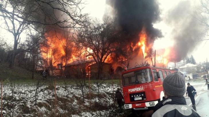 Casă de vacanță făcută scrum în urma unui incendiu violent în comuna Soveja, jud. Vrancea