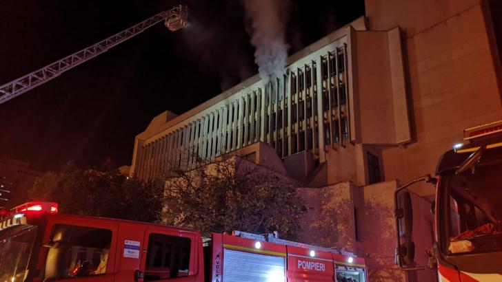 FOTO Incendiu puternic la Tribunalul Iași. Focul s-a manifestat pe aproximativ 200 mp. Se verifică eventuale focare ascunse