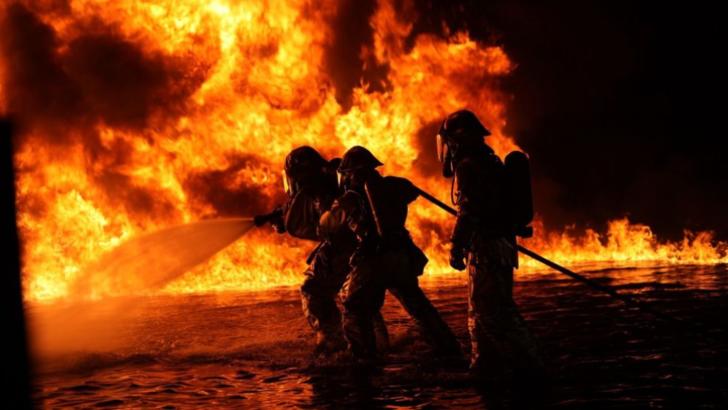 VIDEO Incendiu devastator - Mai multe pensiuni au luat foc - Pompierii intervin de urgență