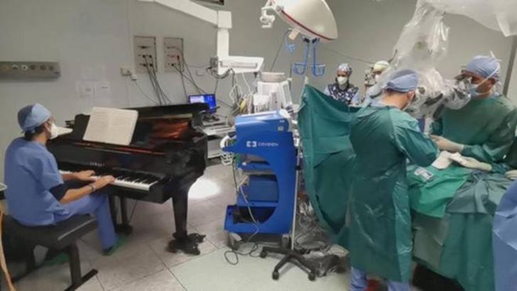 VIDEO | Băiat de 10 ani, operat de cancer, în timp ce un pianist a cântat în direct, în sala de operații