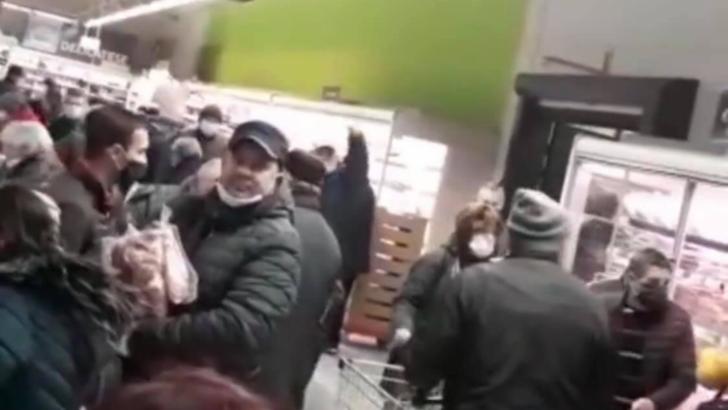  Îmbulzeală la un supermarket din Alexandria: zeci de oameni s-au călcat în picioare pentru carne de porc - VIDEO