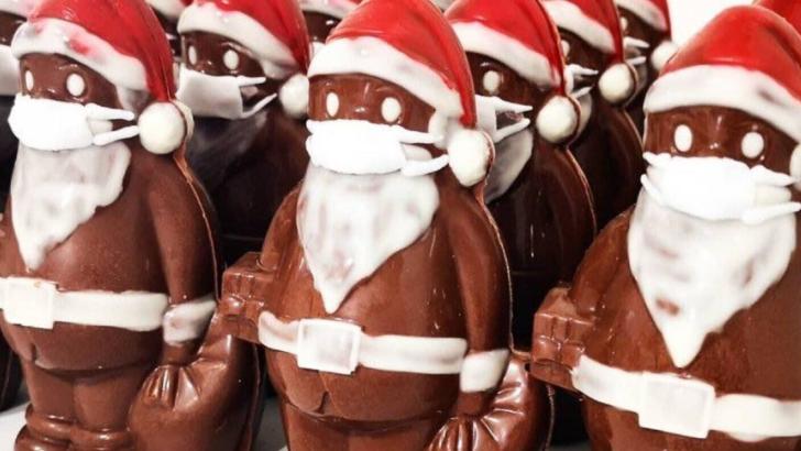 VIDEO | Crăciun în spiritul pandemiei. Un cofetar confecționează figurine Moş Crăciun din ciocolată echipate cu măşti