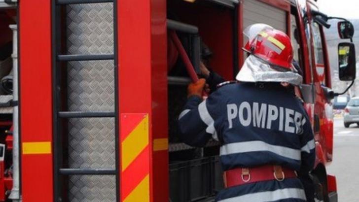 Incendiu devastator, în Iași. Un etaj întreg s-a făcut scrum