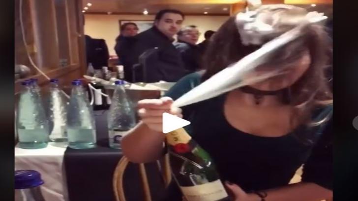VIDEO – A vărsat șampania pe ea și a atras toate privirile din restaurant – Gafa unei tinere, viral pe internet