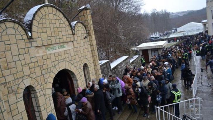 Aproape 300 de persoane au participat la slujba de la mănăstirea Sfântul Apostol Andrei