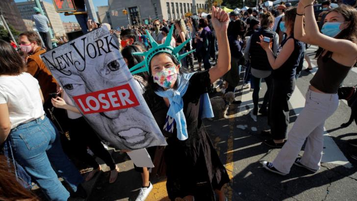 Americanii sărbătoresc VICTORIA lui Joe Biden pe străzi: Mulţimi de oameni mărșăluiesc bucuroși în mai multe oraşe din SUA - FOTO