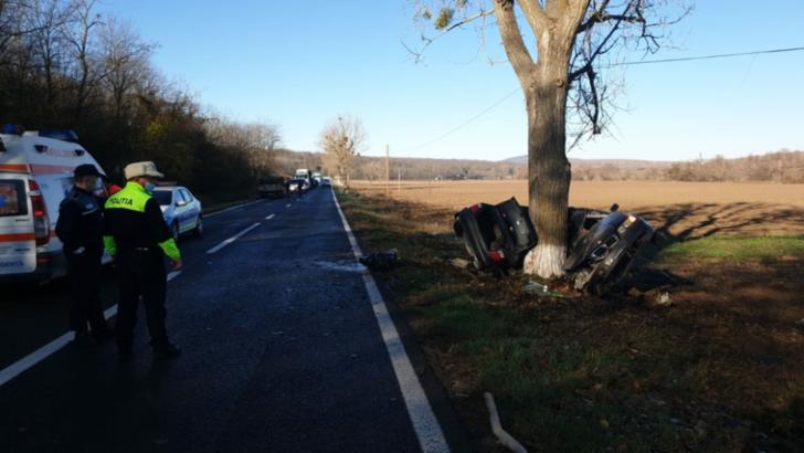  FOTO | Accident teribil în județul Tulcea. Un mort și un rănit după ce șoferul unui autoturism a intrat cu mașina într-un copac