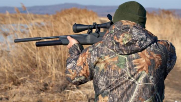 Scandal cu focuri de armă între paznici de vânătoare și braconieri: două victime