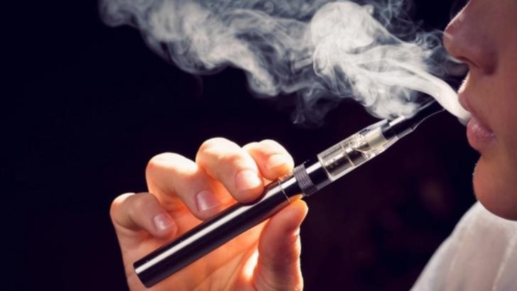 Avertisment pentru fumători: țigara electronică provoacă boli pulmonare. Riscul de îmbolnăvire, cu 30% mai mare