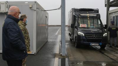 Moment istoric: Vaccinul anti-COVID a ajuns în România. Arafat: Este lumina de la capătul tunelului / Foto: Inquam Photos, Ciprian Petcut