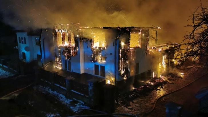 Incendiu DEVASTATOR într-o localitate din județul Suceava: Trei gospodării, afectate. Un bărbat a suferit atac de panică