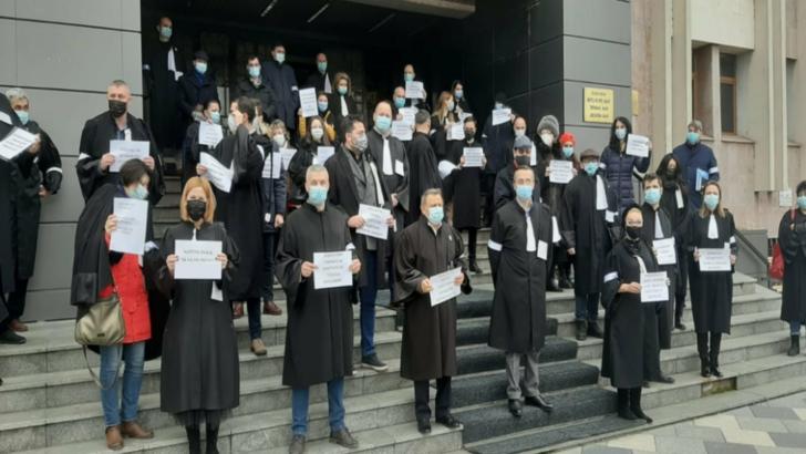 Avocații Baroului Galați au protestat pe treptele Palatului Justiției