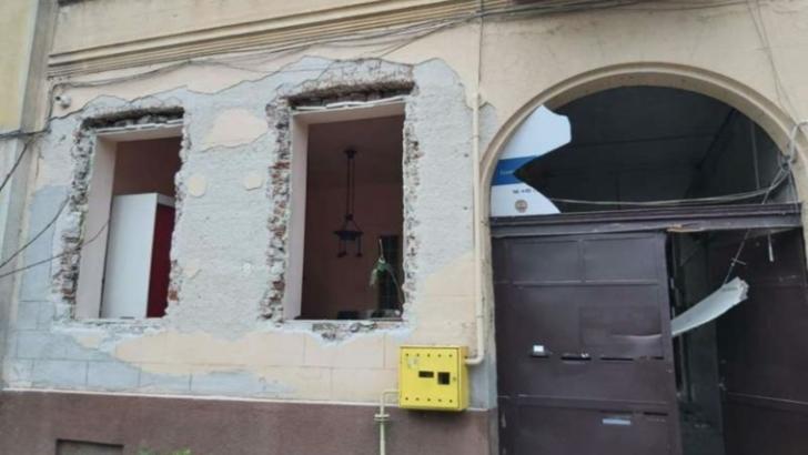 Explozie într-o locuinţă din centrul Aradului: un rănit şi două maşini avariate