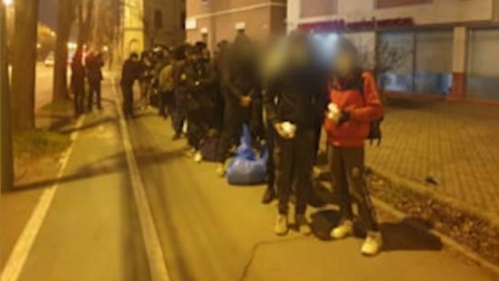 Peste 50 de migranți, descoperiți într-o clădire abandonată din Timișoara