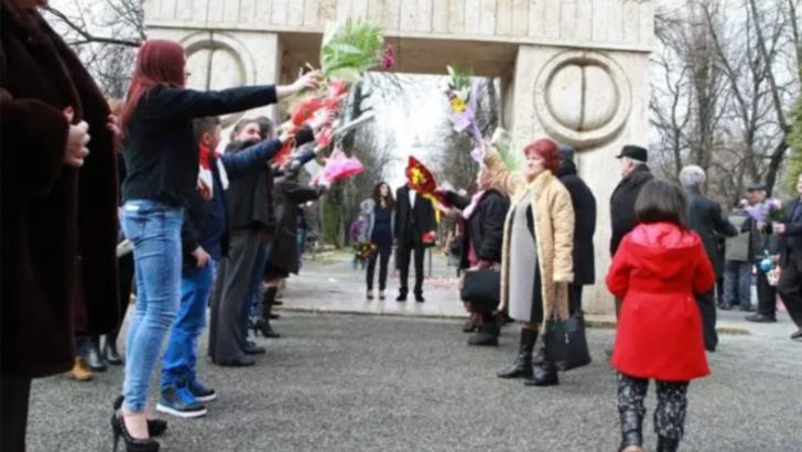 Pandemia RUPE tradiția: Doar o singură cununie, la Poarta Sărutului, în noaptea dintre ani