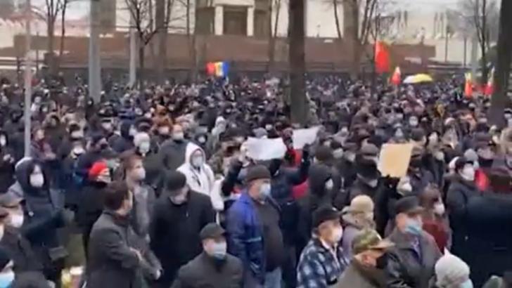  Proteste masive în fața Parlamentului de la Chișinău. Protestatarii cer alegeri anticipate