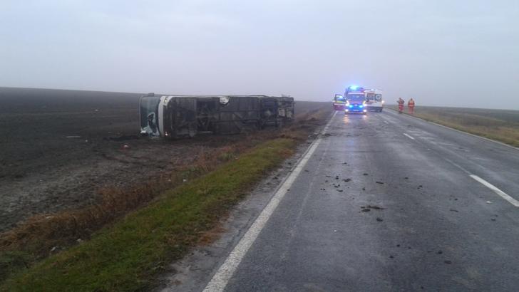 VIDEO - Accident grav, în jud. Brăila. Impact violent între 3 mașini, între care un autobuz: doi morți, doi răniți - Traficul este oprit