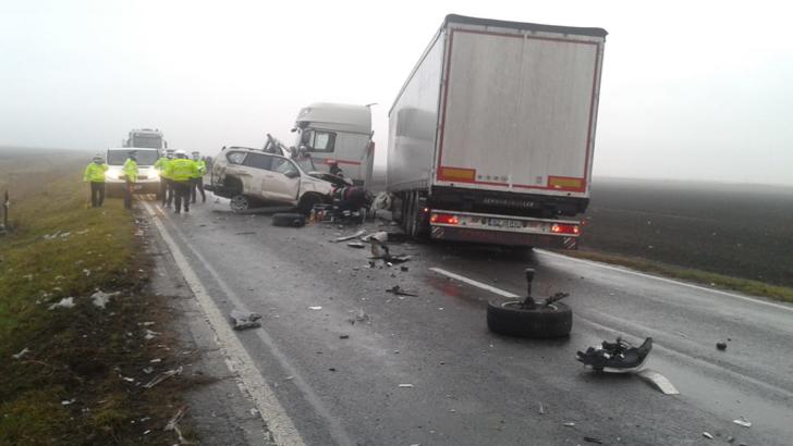 VIDEO - Accident grav, în jud. Brăila. Impact violent între 3 mașini, între care un autobuz: doi morți, doi răniți - Traficul este oprit