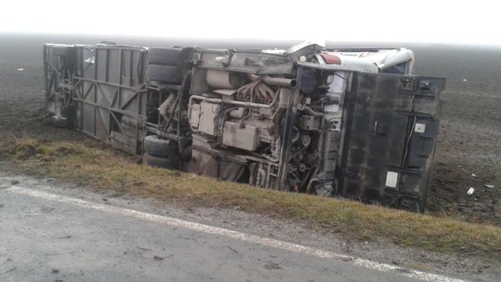 VIDEO - Accident grav, în jud. Brăila. Impact violent între 3 mașini, între care un autobuz: doi morți, doi răniți - Traficul este oprit