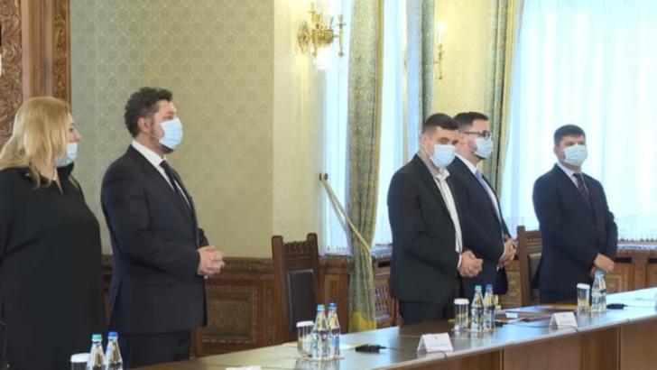 Liderii AUR au sfidat legea în fața Palatului Cotroceni. Avocata care face scandal a purtat masca sub nas. De ce au întârziat la consultări 