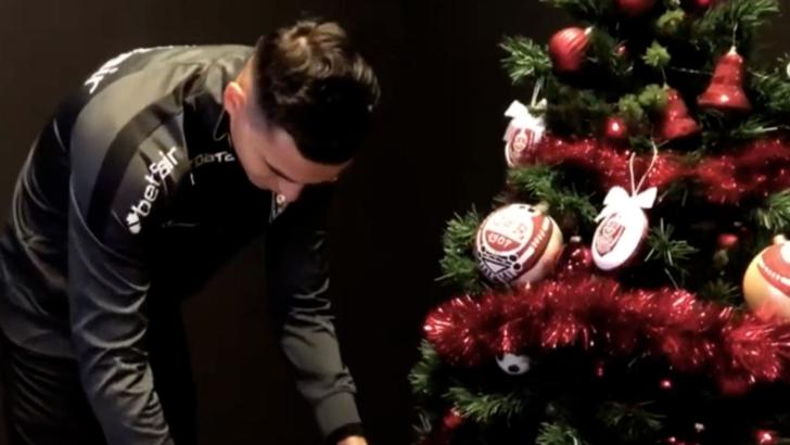 VIDEO | Jucătorii de la CFR Cluj au împodobit bradul “alb-vișiniu”, înainte de Crăciun
