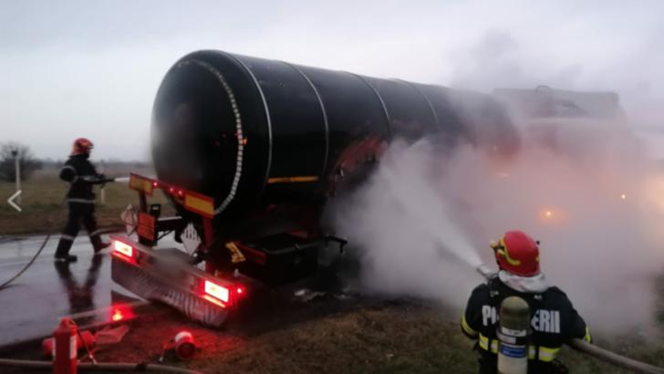 FOTO Accident spectaculos, o cisternă cu zeci de tone de bitum a luat foc (sursa foto: botosaninews.ro)