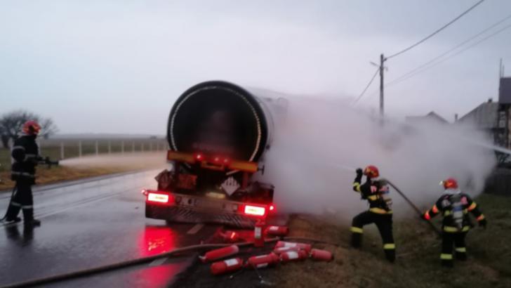 FOTO Accident spectaculos, o cisternă cu zeci de tone de bitum a luat foc (sursa foto: botosaninews.ro)