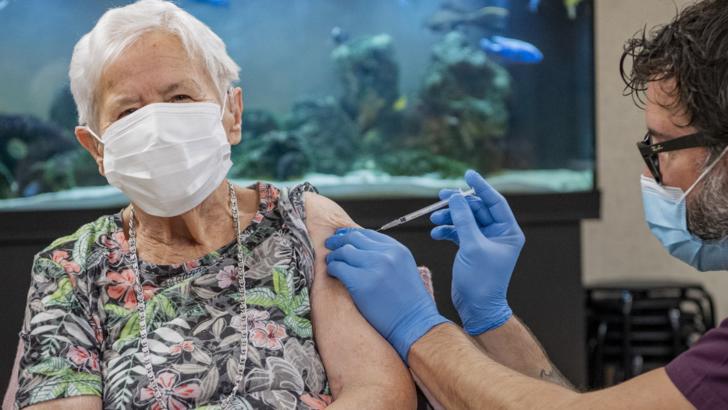 O femeie de 90 de ani, prima persoană din Elveția vaccinată împotriva Covid-19
