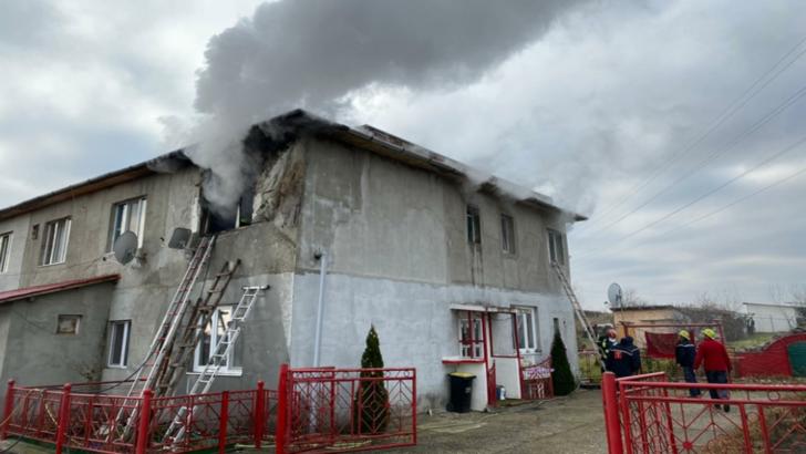 Incendiu într-un bloc de locuințe din Cluj. Locatarii s-au autoevacuat