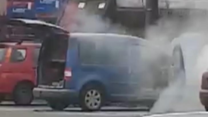 O mașină a luat foc într-o parcare din Focșani