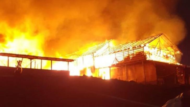 VIDEO | Incendiu violent la o fermă de vaci din județul Argeș