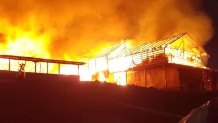 O casă din Giurgiu a luat foc de la o afumătoare lăsată aprinsă
