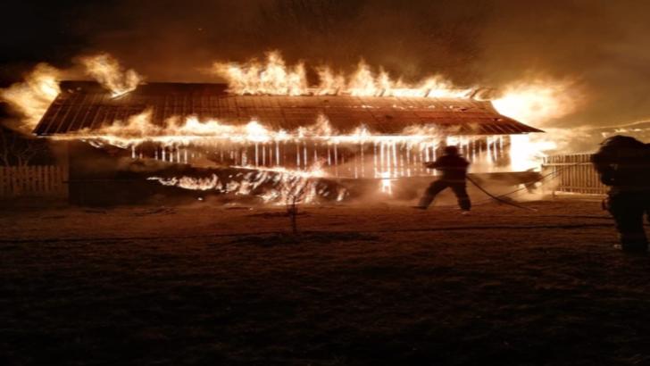 Incendiu DEVASTATOR într-o comună din județul Suceava