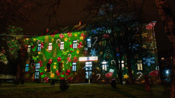 Imagini superbe! Spitalele din Satu Mare, iluminate cu proiecţii speciale în cinstea eroilor care luptă în prima linie