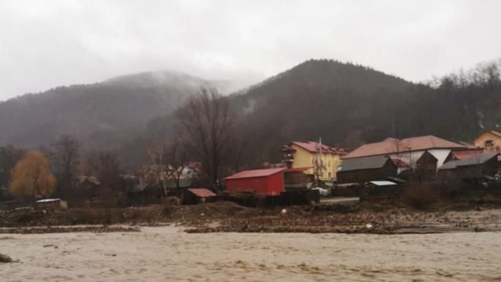 VIDEO Urgie în județul Buzău. Trei sate au rămas izolate după ce două poduri au fost luate de viitură