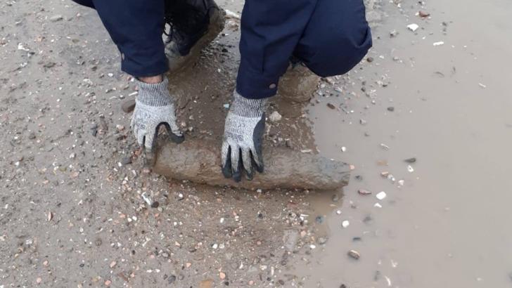 Trei proiectile neexplodate, descoperite de muncitori pe banda rulanță de la o balastieră din Vrancea