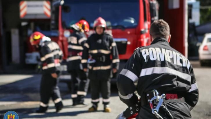 Incendiu la un centru pentru copii instituționalizați din județul Brașov. 12 copii şi un adult au reuşit să iasă până la sosirea pompierilor