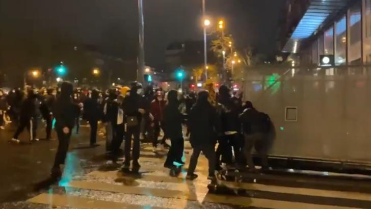 VIDEO Proteste masive la Paris, zeci de mii de oameni contestă un proiect de lege care oferă puteri sporite poliției