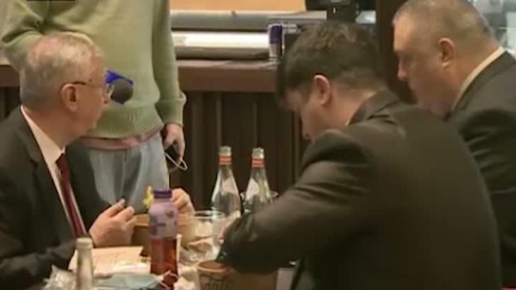 Parlamentarii au ignorat regulile și la restaurant: surprinși în interior, fără mască, deși este INTERZIS / Foto: captura pro tv
