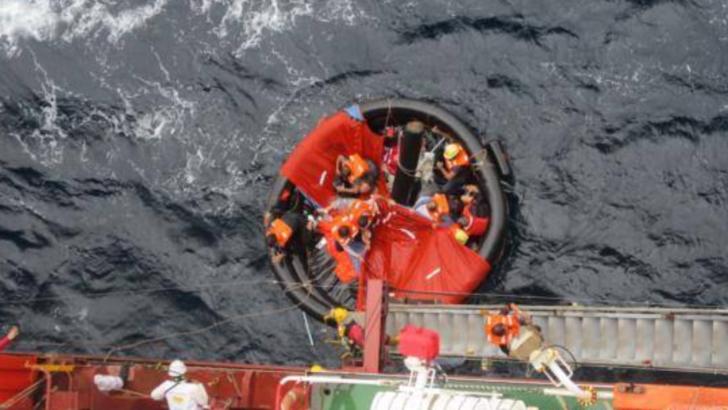 O navă comandată de un român a salvat un echipaj de 10 membri de pe o navă lovită de ciclonul Krovanh în Marea Chinei de Sud Foto: Facebook.com/Sindicatul Liber al Navigatorilor