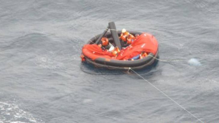 O navă comandată de un român a salvat un echipaj de 10 membri de pe o navă lovită de ciclonul Krovanh în Marea Chinei de Sud Foto: Facebook.com/Sindicatul Liber al Navigatorilor