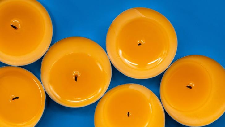 Cum pot fi fabricate lumânări parfumate din ulei alimentar - inițiativa unor tineri timișoreni pentru a proteja mediul