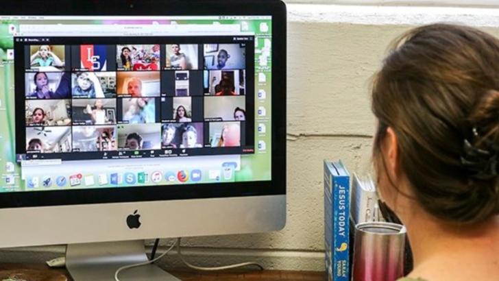 Noi reguli pentru școala online. Elevii care stau la ore FĂRĂ camera video pornită vor fi considerați ABSENȚI