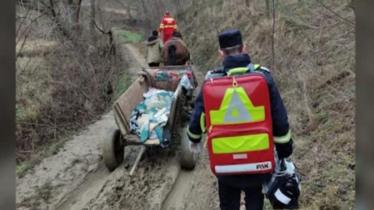 Situație incredibilă în Gorj: pacientă dusă cu CĂRUȚA până la ambulanță 