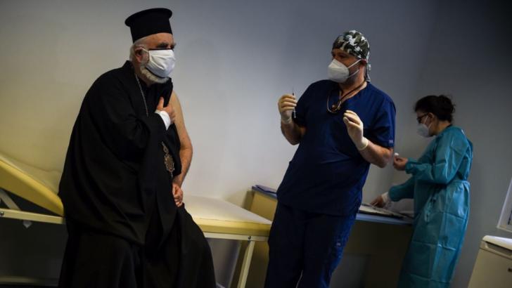 Ministrul Sănătății și un episcop ortodox, primele persoane vaccinate în Bulgaria