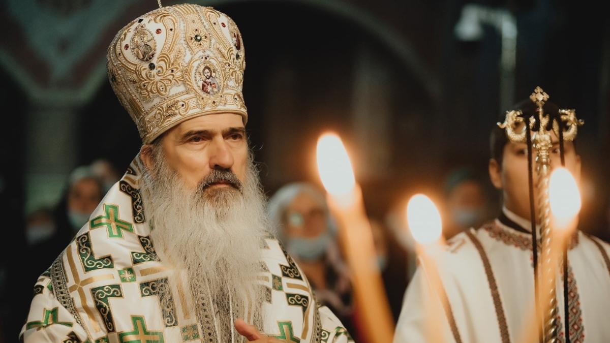 Poți să bei apă sfințită de Bobotează dacă fumezi? O nouă dispută intensă în sânul Bisericii Ortodoxe Române